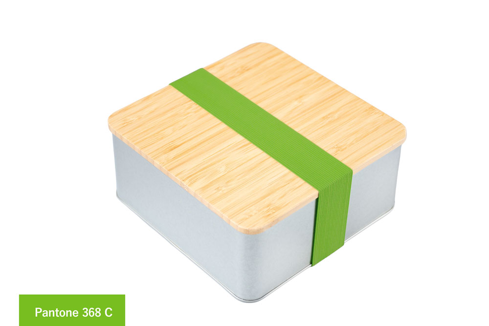 Eckige Blechdose aus silberfarbenem Metall mit Bambusdeckel, versehen mit grünem Farbband (Pantone 368 C), auf weißem Hintergrund.