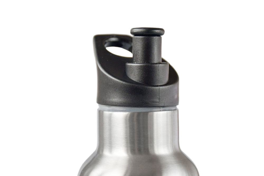 Edelstahl-Wasserflasche mit montiertem schwarzem Pop Up Deckel. Nahaufnahme auf weißem Hintergrund.