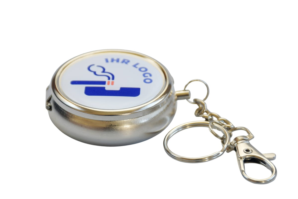 Aschenbecher aus Metall mit Schlüsselring und Logofläche (Doming) – ideal für Werbemittel und Markenveredelung beim Qualitätshersteller