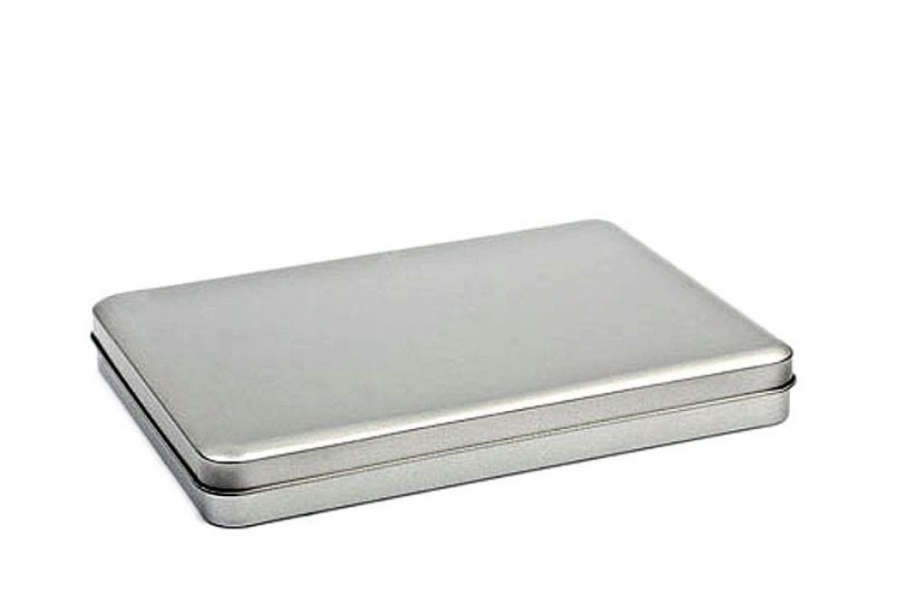 Geschlossene, silberfarbene A5-Maxi-Metalldose mit abgerundeten Ecken und flachem Deckel auf weißem Hintergrund.