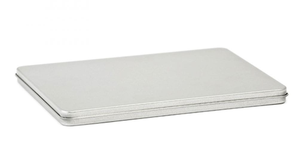 Geschlossene, flache DIN-A6-Dose aus silberfarbenem Weißblech mit abnehmbarem Deckel, auf neutralem weißen Hintergrund fotografiert.