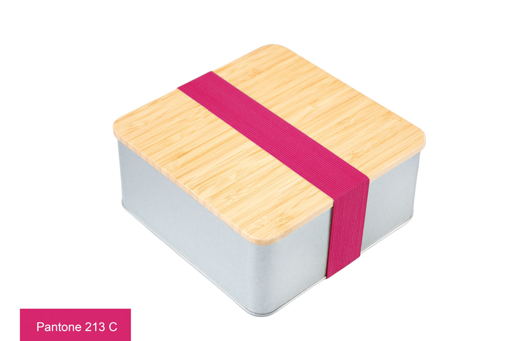 Geschlossene quadratische Blechdose mit Bambusdeckel und pinkfarbenem Farbband (Pantone 213 C), auf weißem Hintergrund fotografiert.