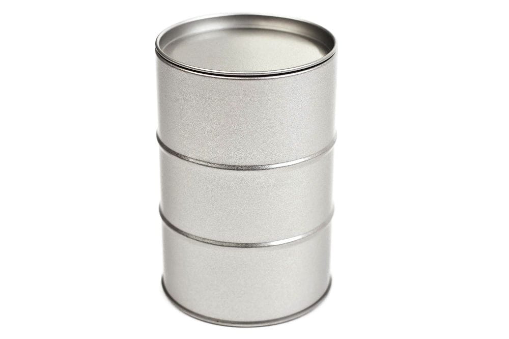 Geschlossene runde Metalldose in Form eines Ölfasses, silberfarben, stehend mit aufgesetztem Stülpdeckel, neutraler Hintergrund.