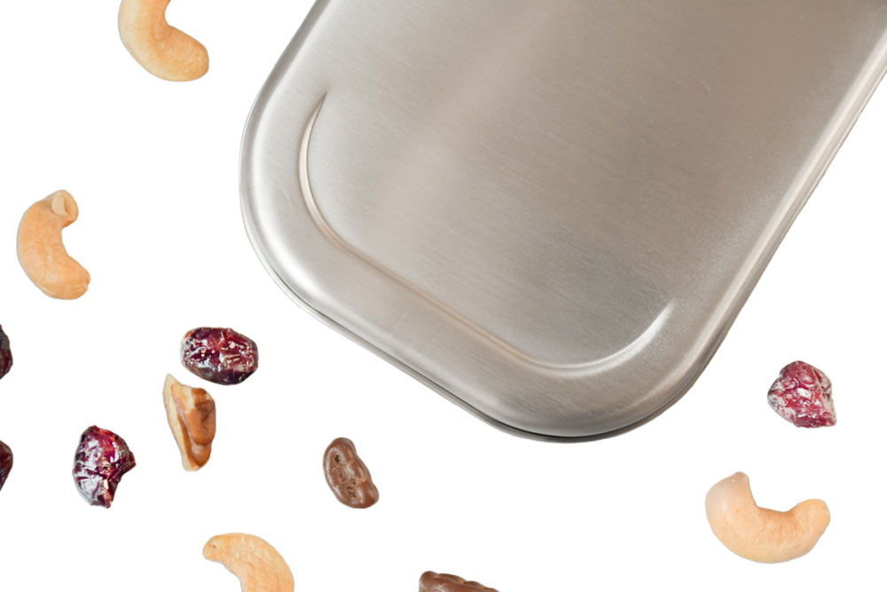 Nahansicht Edelstahldeckel mit Nüssen und Trockenfrüchten – nachhaltiger Ersatzdeckel für Lunchbox aus Edelstahl