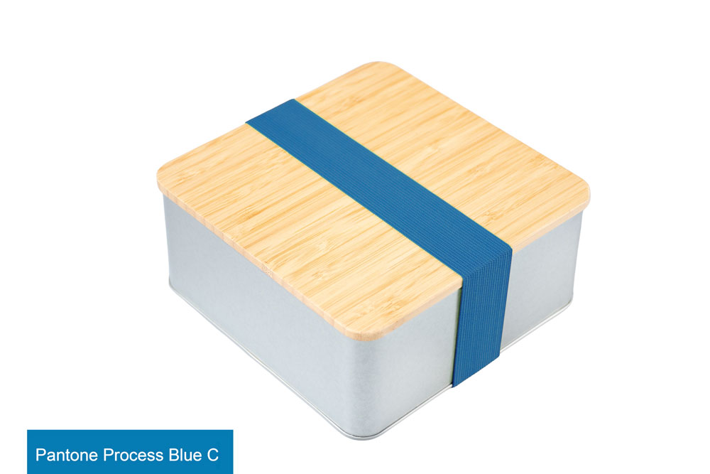 Geschlossene quadratische Blechdose mit Bambusdeckel und blauem Farbband (Pantone Process Blue C), auf weißem Hintergrund fotografiert.