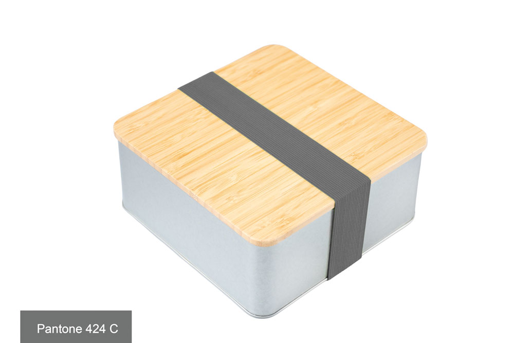 Eckige Blechdose aus silberfarbenem Metall mit Bambusdeckel, versehen mit grauem Farbband (Pantone 424 C), auf weißem Hintergrund.
