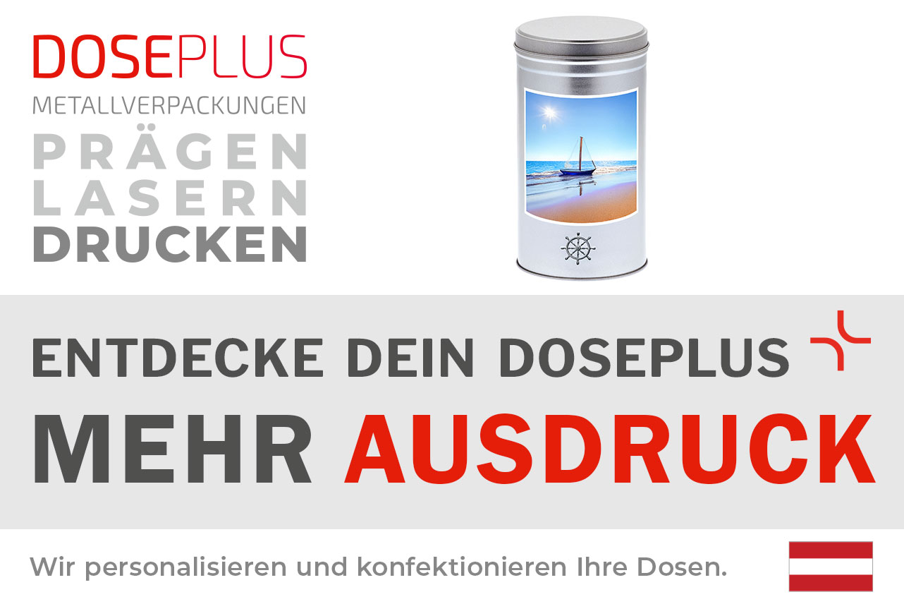 Doseplus runde silberne Metalldose mit maritimem Motiv eines Segelboots am Strand. Text: „Metallverpackungen prägen, lasern, drucken – Entdecke dein Doseplus, mehr Ausdruck“.