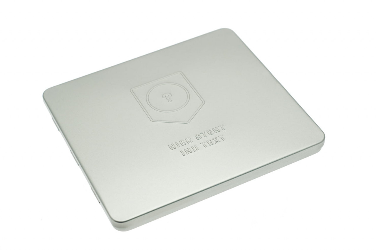 Geschlossene quadratische Blechdose aus silberfarbenem Metall mit geprägtem Symbol und Platzhaltertext auf dem Deckel, neutraler Hintergrund.
