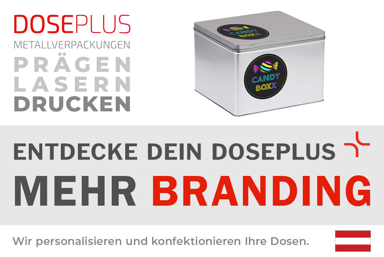 Doseplus silberne quadratische Metalldose mit farbigem Aufkleber „CANDY BOXX“ und Bonbon-Logo auf Deckel und Front. Text: „Metallverpackungen prägen, lasern, drucken – Entdecke dein Doseplus, mehr Branding“.