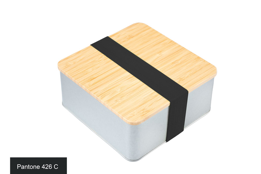 Quadratische Blechdose mit Bambusdeckel und anthrazitfarbenem elastischem Band (Pantone 426 C) als Verschluss, auf weißem Hintergrund fotografiert.