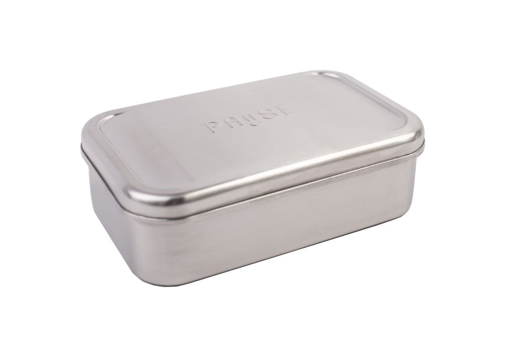 Geschlossene eckige Lunchbox aus Edelstahl mit geprägtem Schriftzug „PAUSE“ auf dem Deckel, neutraler Hintergrund.