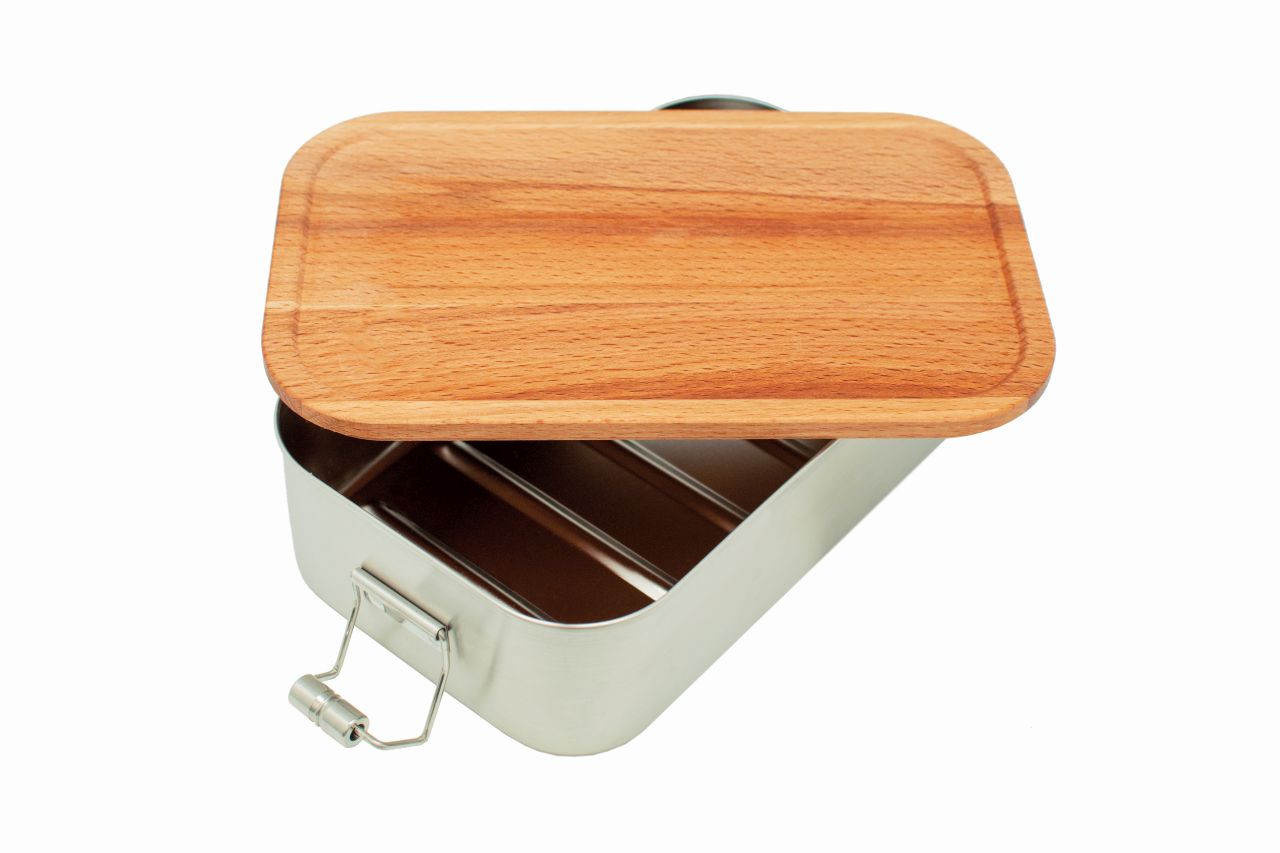 Edelstahl-Lunchbox mit halb geöffnetem Buchenholzdeckel und Verschluss, Brotdose für unterwegs.